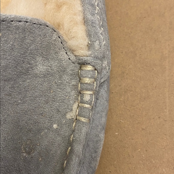 UGG Ansley slipper, preowned, gently used, sz. 8 - Picture 4 of 5
